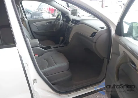 2017 Chevrolet Traverse Ls z USA, uszkodzony, nr VIN 1GNKRFKD2HJ243839